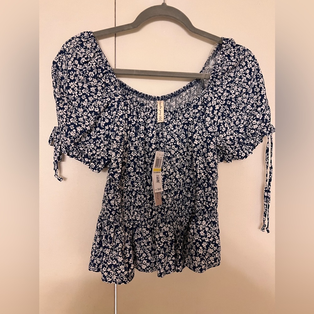 New with tags womens floral blouse. Kingston Grey